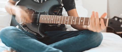 Ces 6 morceaux vont booster votre apprentissage de la guitare